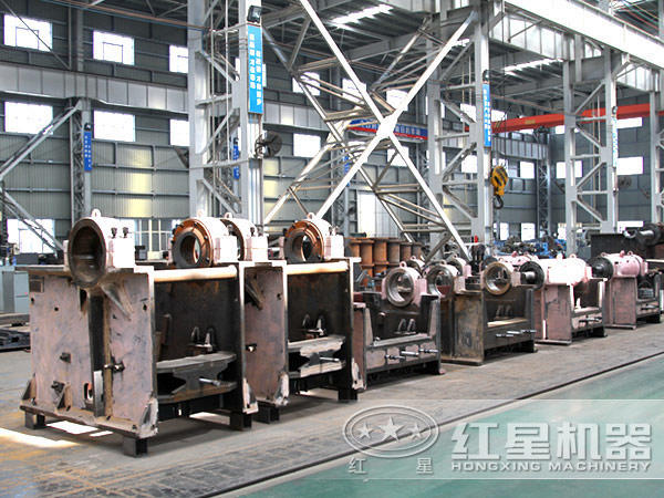 顎式破碎機生產(chǎn)現(xiàn)場 顎式破碎機生產(chǎn)現(xiàn)場