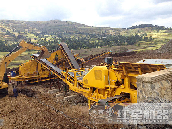 流動石子破碎生產線現(xiàn)場 流動石子破碎生產線現(xiàn)場