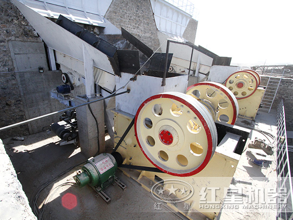 2000tph鄂式破碎機(jī)生產(chǎn)現(xiàn)場(chǎng) 2000tph鄂式破碎機(jī)生產(chǎn)現(xiàn)場(chǎng)