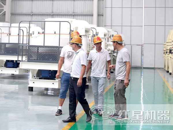 來廠參觀制砂機(jī)的客戶 來廠參觀制砂機(jī)的客戶
