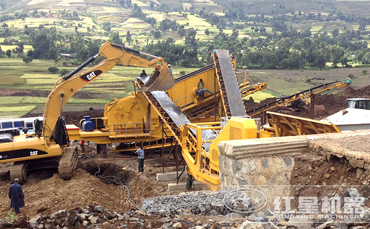 石英砂移動破碎站生產(chǎn)現(xiàn)場 石英砂移動破碎站生產(chǎn)現(xiàn)場