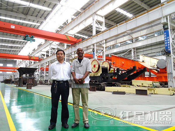 小型履帶移動制砂機(jī)生產(chǎn)現(xiàn)場