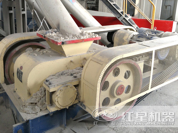 對(duì)輥式破碎機(jī)作業(yè)現(xiàn)場(chǎng) 對(duì)輥式破碎機(jī)作業(yè)現(xiàn)場(chǎng)
