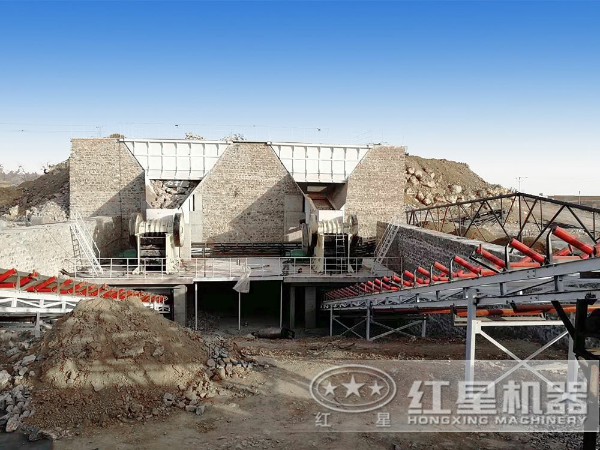 采石場(chǎng)鄂式破碎機(jī)作業(yè)現(xiàn)場(chǎng) 采石場(chǎng)鄂式破碎機(jī)作業(yè)現(xiàn)場(chǎng)