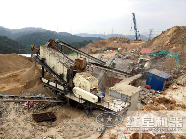 反擊破移動嗑石機作業(yè)現(xiàn)場