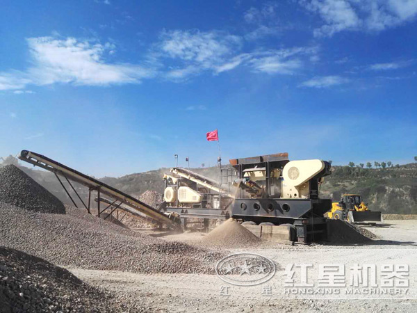 在石料廠認(rèn)真作業(yè)的我—車載移動(dòng)粉碎機(jī) 在石料廠認(rèn)真作業(yè)的我—車載移動(dòng)粉碎機(jī)