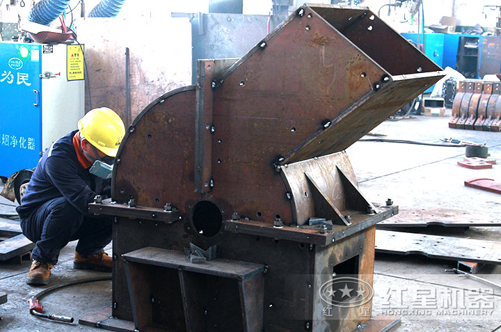 正在認真作業(yè)的操作人員 正在認真作業(yè)的操作人員