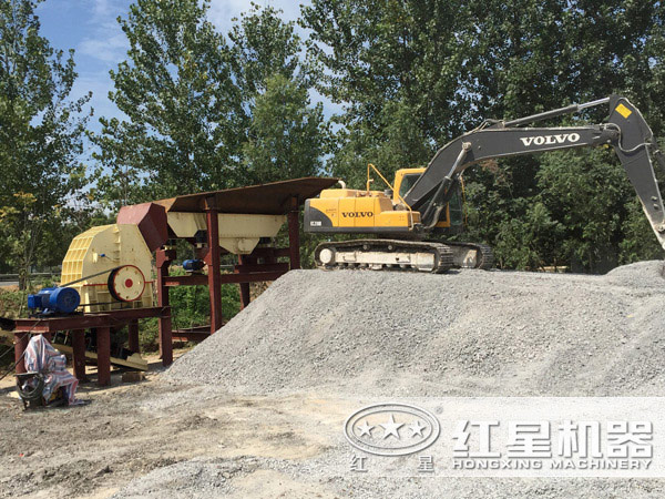 重錘式破碎機(jī)作業(yè)現(xiàn)場(chǎng) 重錘式破碎機(jī)作業(yè)現(xiàn)場(chǎng)