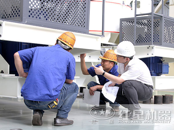 技術(shù)人員對制砂機(jī)成品檢查 技術(shù)人員對制砂機(jī)成品檢查