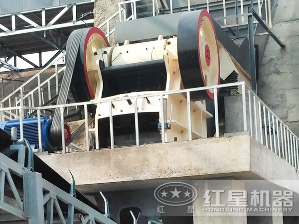 100tph顎式破石機(jī)生產(chǎn)現(xiàn)場(chǎng) 100tph顎式破石機(jī)生產(chǎn)現(xiàn)場(chǎng)