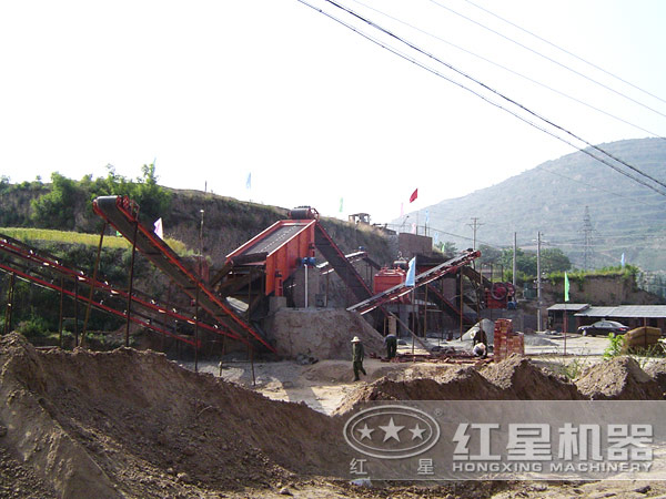 生產(chǎn)線中的焦炭破碎機(jī) 生產(chǎn)線中的焦炭破碎機(jī)