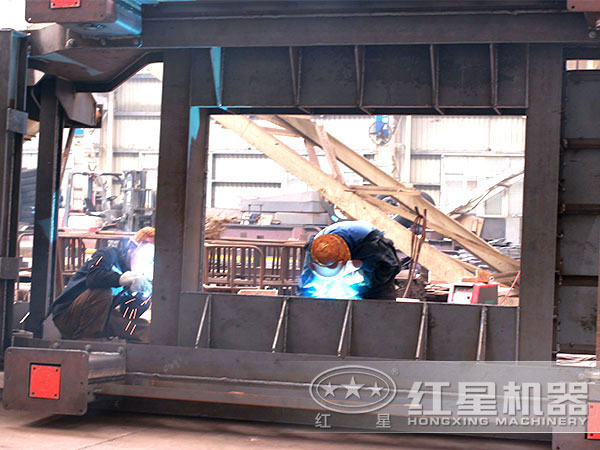 正在生產(chǎn)車載流動(dòng)破石機(jī)的作業(yè)人員 正在生產(chǎn)車載流動(dòng)破石機(jī)的作業(yè)人員