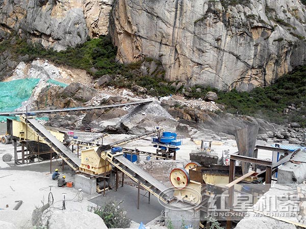 新型環(huán)保制砂生產(chǎn)線現(xiàn)場(chǎng) 新型環(huán)保制砂生產(chǎn)線現(xiàn)場(chǎng)