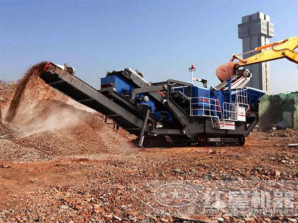 履帶移動(dòng)破作業(yè)現(xiàn)場(chǎng) 履帶移動(dòng)破作業(yè)現(xiàn)場(chǎng)