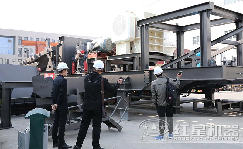 來廠參觀車載流動嗑石機(jī)的用戶 來廠參觀車載流動嗑石機(jī)的用戶