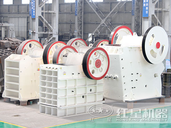 車間擺放的不同類型、型號的顎破