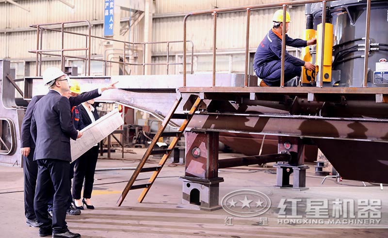 技術人員指導工人安裝、調試移動破