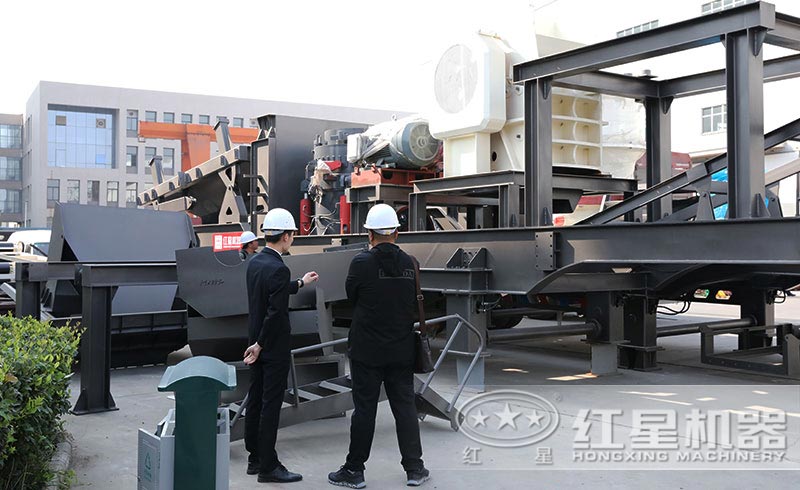 參觀、考察移動碎石機(jī)的客戶