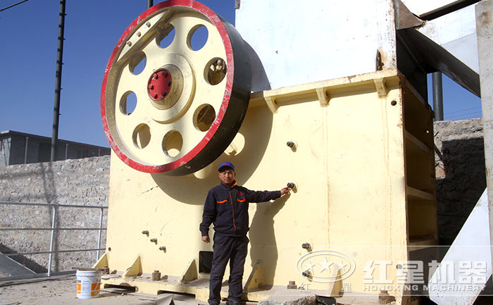 大型碎石機(jī)作業(yè)現(xiàn)場(chǎng) 大型碎石機(jī)作業(yè)現(xiàn)場(chǎng)