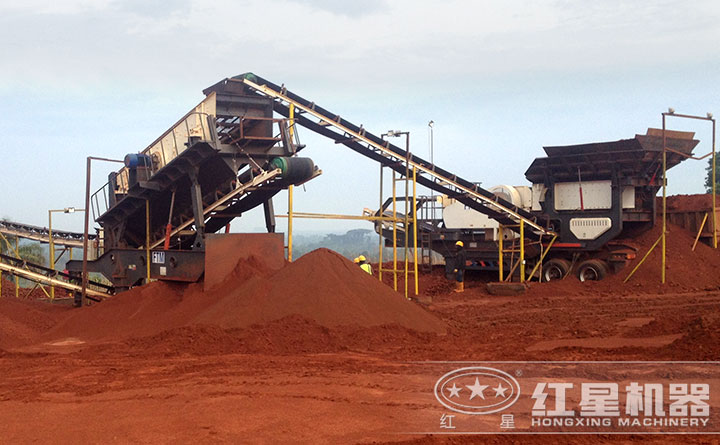 進(jìn)入原料場地作業(yè)的移動碎石機(jī) 進(jìn)入原料場地作業(yè)的移動碎石機(jī)