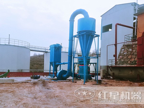 小型磨粉生產(chǎn)現(xiàn)場(chǎng) 小型磨粉生產(chǎn)現(xiàn)場(chǎng)