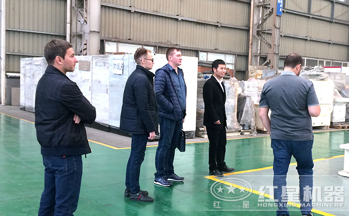 參觀生產(chǎn)車間及設(shè)備的用戶 參觀生產(chǎn)車間及設(shè)備的用戶