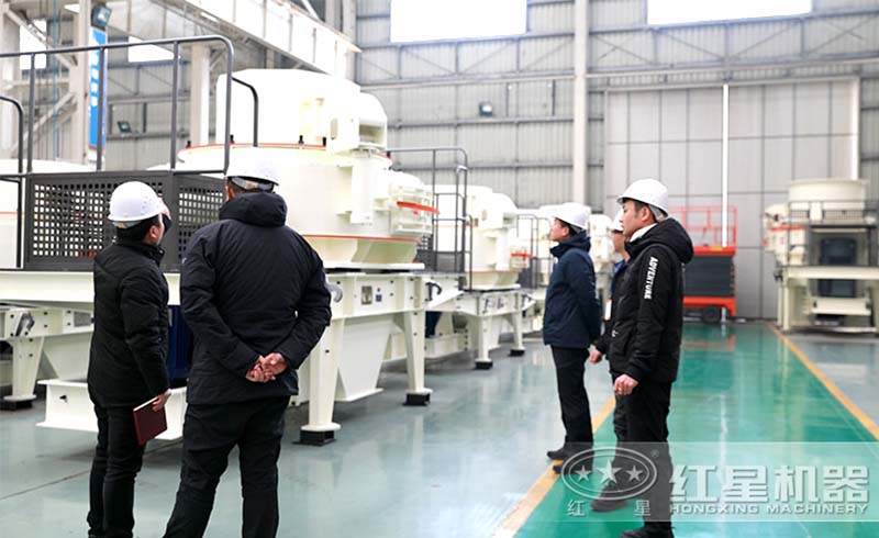 客戶來廠參觀廠區(qū)及制砂機(jī)生產(chǎn)車間 客戶來廠參觀廠區(qū)及制砂機(jī)生產(chǎn)車間