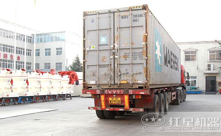 已經(jīng)裝車(chē)要上路的對(duì)輥機(jī) 已經(jīng)裝車(chē)要上路的對(duì)輥機(jī)