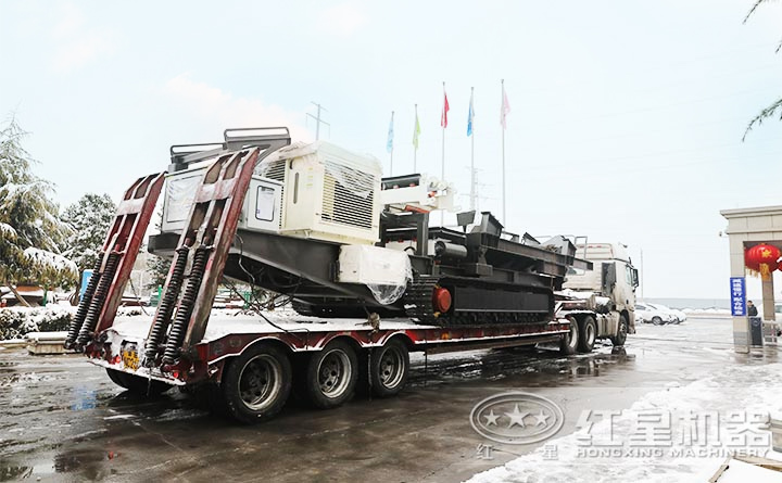 雪后又一臺(tái)移動(dòng)破碎車(chē)發(fā)貨了 雪后又一臺(tái)移動(dòng)破碎車(chē)發(fā)貨了