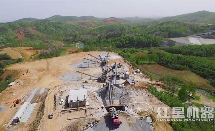 大型碎石機(jī)作業(yè)現(xiàn)場(chǎng) 大型碎石機(jī)作業(yè)現(xiàn)場(chǎng)