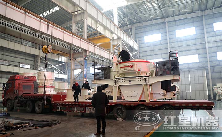 工人對要發(fā)貨的制砂機(jī)進(jìn)行固定 工人對要發(fā)貨的制砂機(jī)進(jìn)行固定