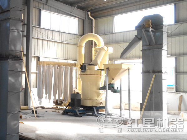 小型室內(nèi)磨粉生產(chǎn)現(xiàn)場 小型室內(nèi)磨粉生產(chǎn)現(xiàn)場