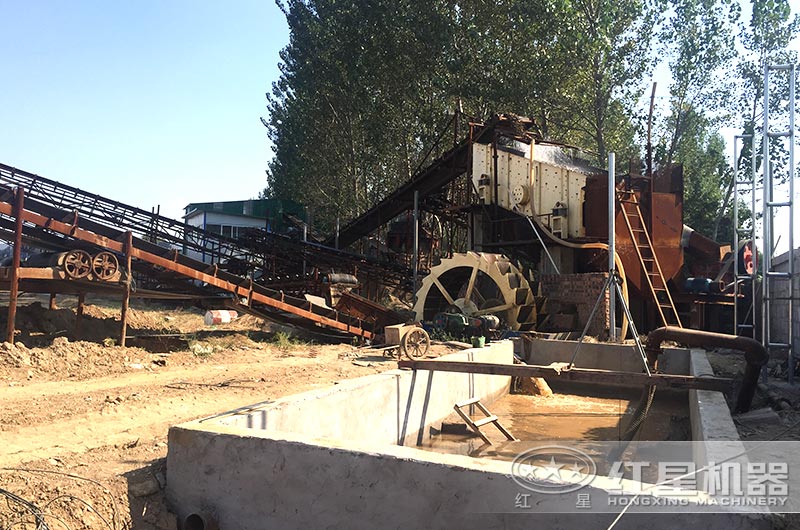 制砂、洗砂現(xiàn)場(chǎng)，污水沉淀，循環(huán)使用