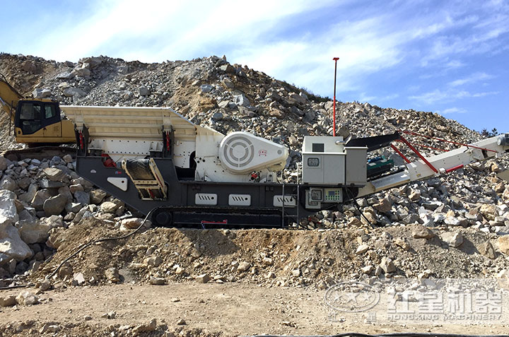 履帶式顎式破碎機(jī)作業(yè)現(xiàn)場 履帶式顎式破碎機(jī)作業(yè)現(xiàn)場