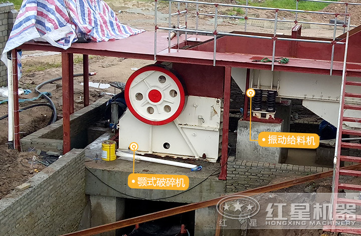 給料機與顎式破碎機作業(yè)現(xiàn)場 給料機與顎式破碎機作業(yè)現(xiàn)場