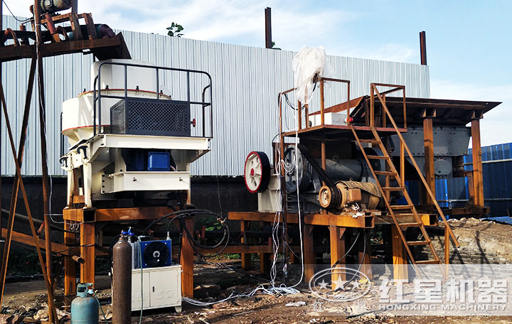 鵝卵石制砂現(xiàn)場 鵝卵石制砂現(xiàn)場