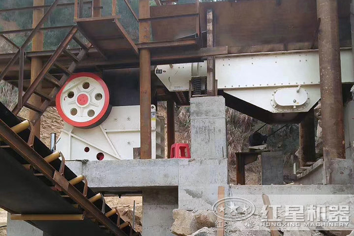 顎式破碎機(jī)現(xiàn)場