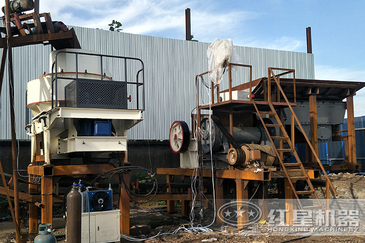 花崗巖制砂現(xiàn)場 花崗巖制砂現(xiàn)場