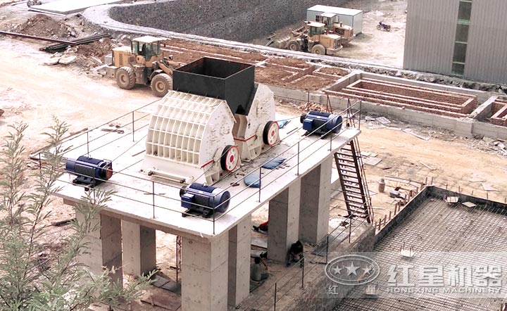 時(shí)產(chǎn)200噸的玄武巖粉碎生產(chǎn)線安裝現(xiàn)場(chǎng)