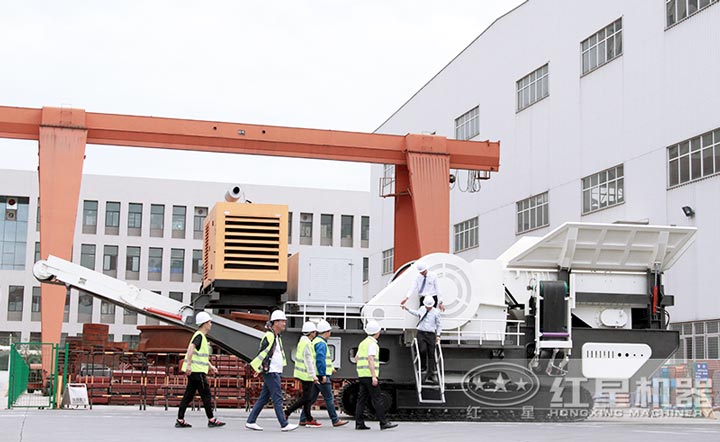 客戶來廠參觀考察移動(dòng)破碎制砂一體機(jī) 客戶來廠參觀考察移動(dòng)破碎制砂一體機(jī)