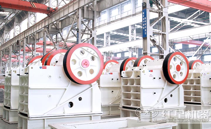 采用“V”型破碎腔，破碎比大