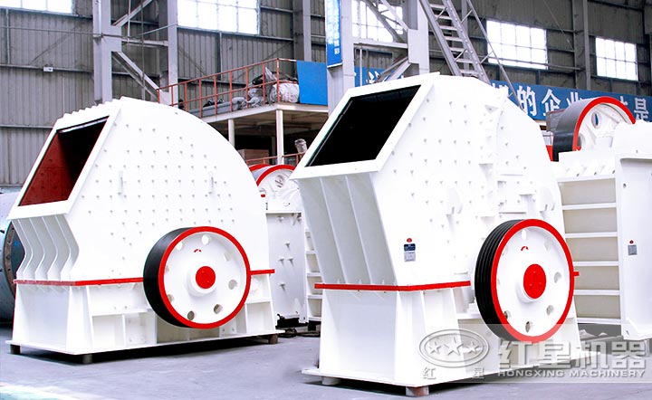 錘式破碎機(jī)內(nèi)有妣條，可直接將物料破碎到能排出的粒度