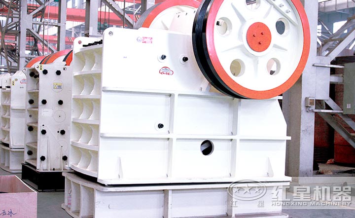 顎式破碎機(jī)設(shè)備簡單，運(yùn)行效果好