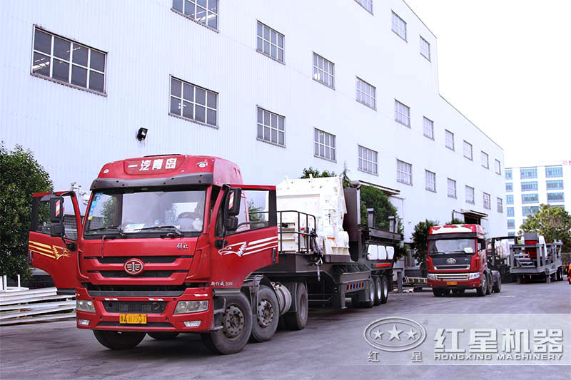 移動型磚渣粉碎機設備發(fā)往客戶現場