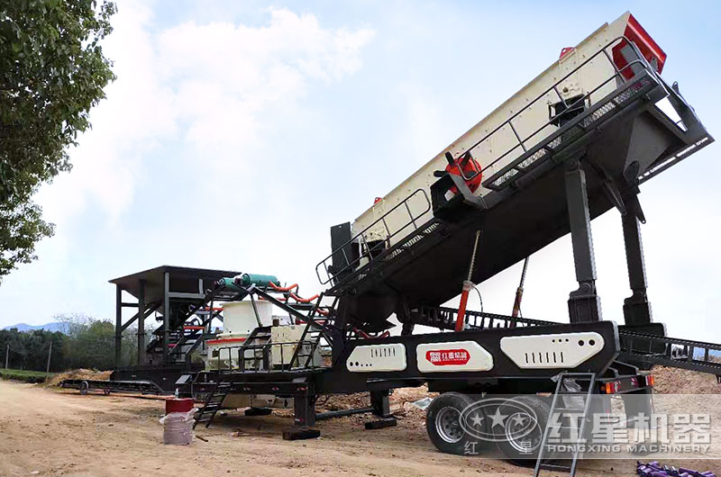 河北客戶移動式鵝卵石破碎、制砂機現(xiàn)場