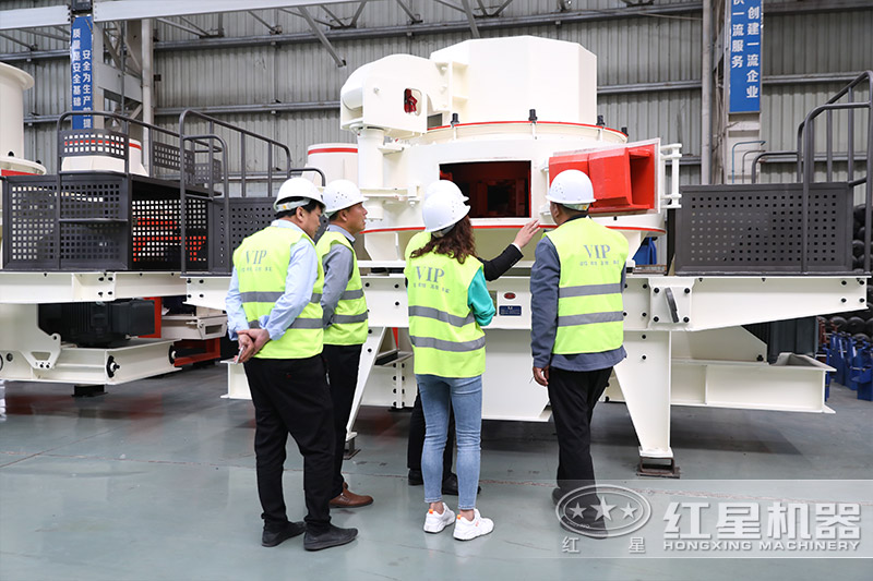 客戶(hù)來(lái)廠參觀，紅星經(jīng)理為其講解設(shè)備 