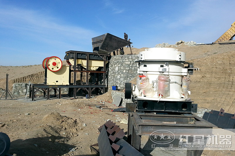 破碎生產(chǎn)線中的顎式破碎機(jī)，粗碎