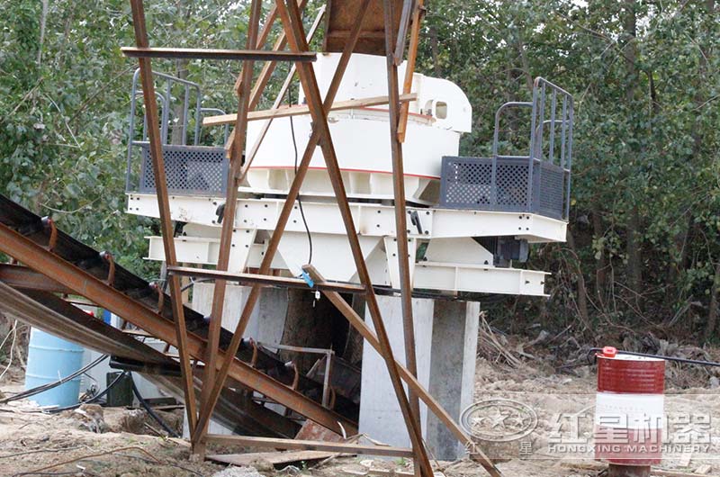 制砂生產(chǎn)現(xiàn)場(chǎng) 制砂生產(chǎn)現(xiàn)場(chǎng)