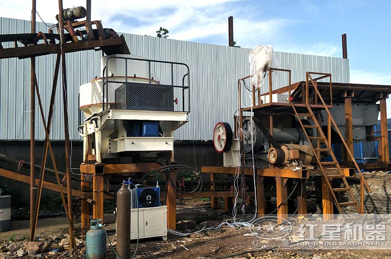 花崗巖破碎生產(chǎn)現(xiàn)場(chǎng) 花崗巖破碎生產(chǎn)現(xiàn)場(chǎng)