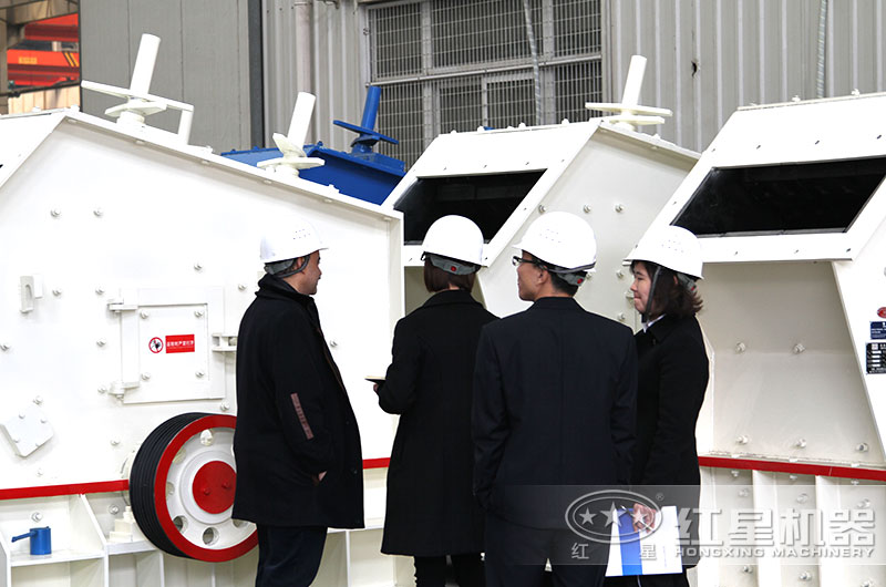 客戶(hù)參觀反擊破生產(chǎn)車(chē)間